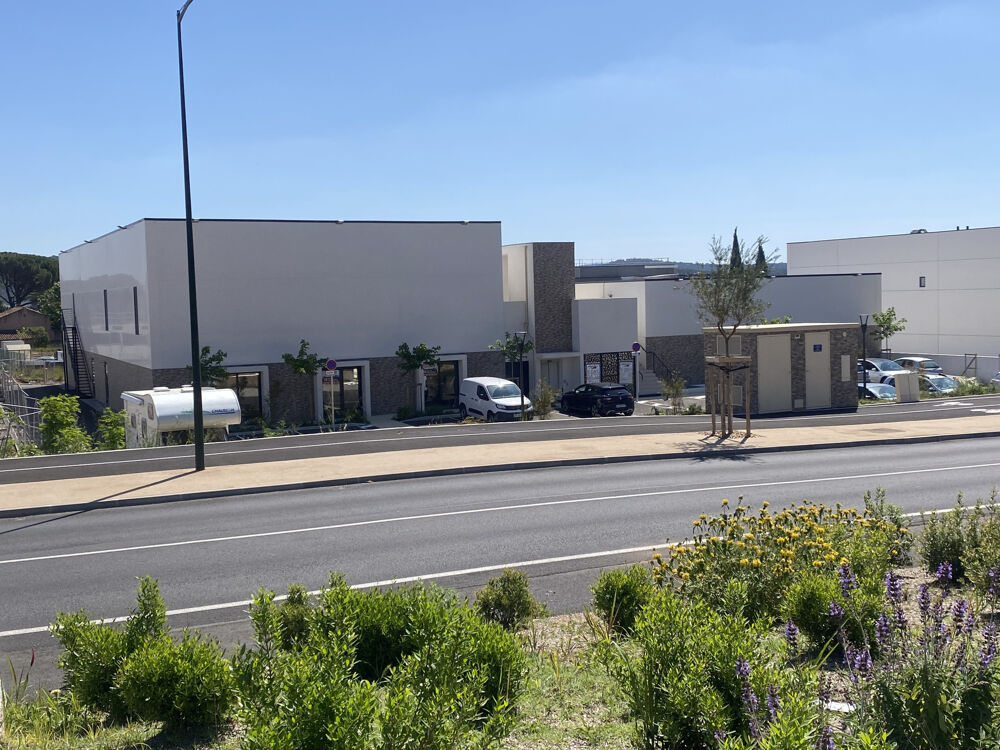   Cuers : Murs commerciaux avec terrasse et parking 