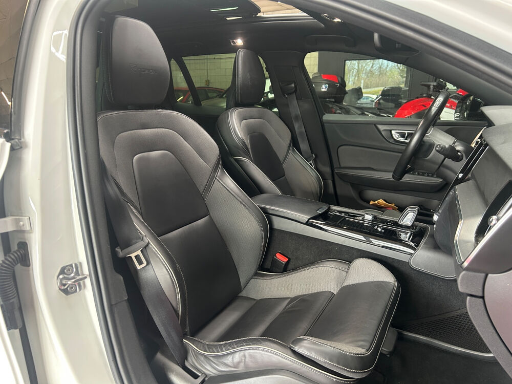 V60 T8 Twin Engine 303 ch + 87 ch Geartronic 8 R-Design 2019 occasion 73000 Chamb&eacute;ry