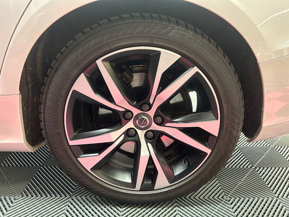 V60 T8 Twin Engine 303 ch + 87 ch Geartronic 8 R-Design 2019 occasion 73000 Chamb&eacute;ry