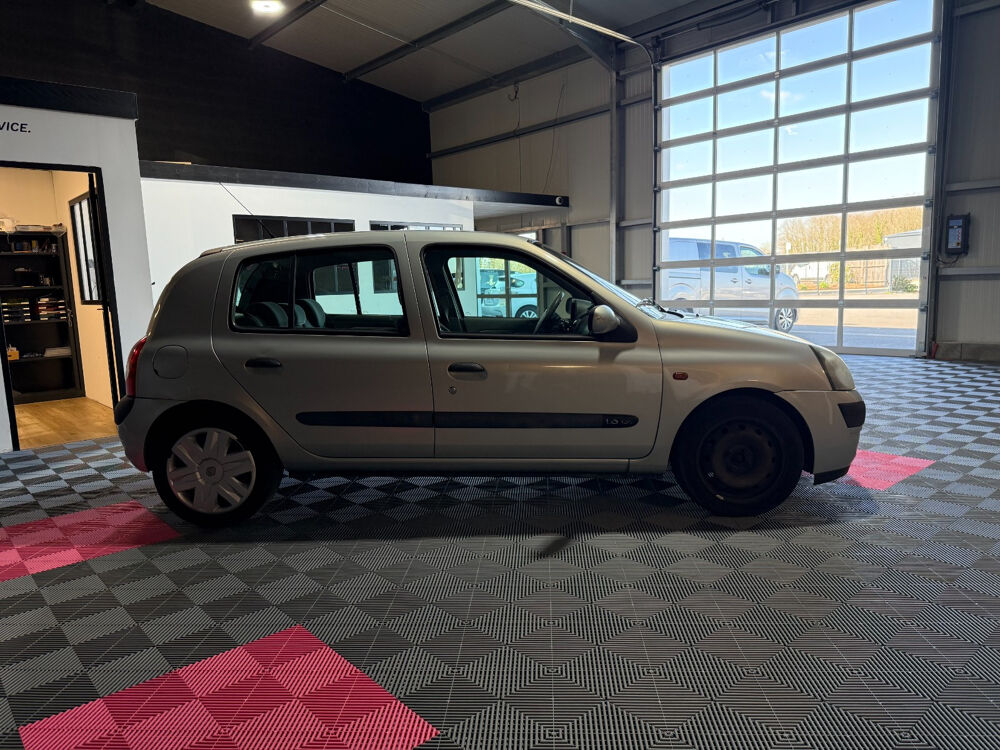 Clio II Clio 1.6i 16V Privil&egrave;ge 2002 occasion 85190 Venansault