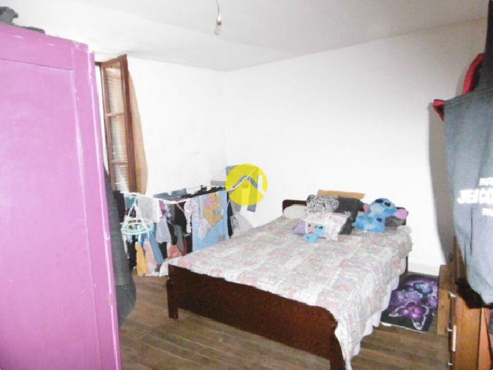 Une maison et un appartement.