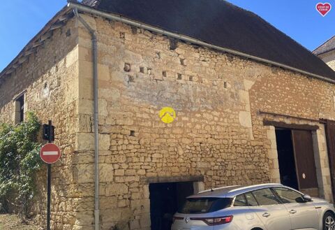   Belle grange dans un bourg 