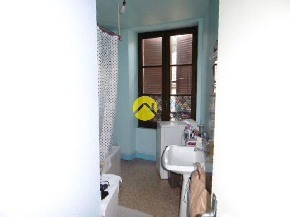 Une maison et un appartement.