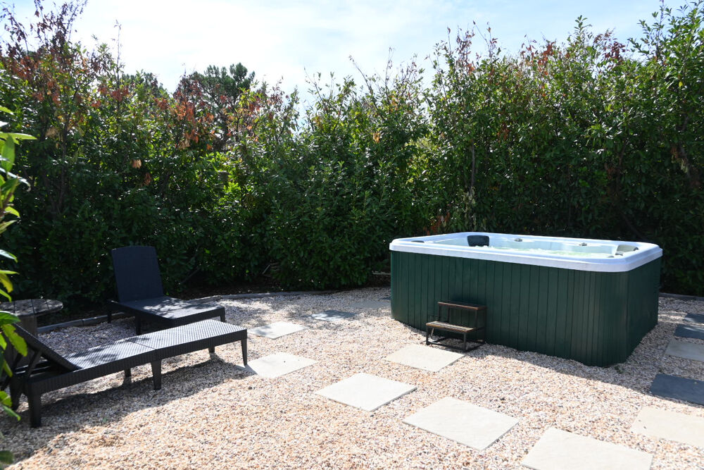 Villa de plain-pied avec piscine et grand terrain arboré à Villemoustaussou