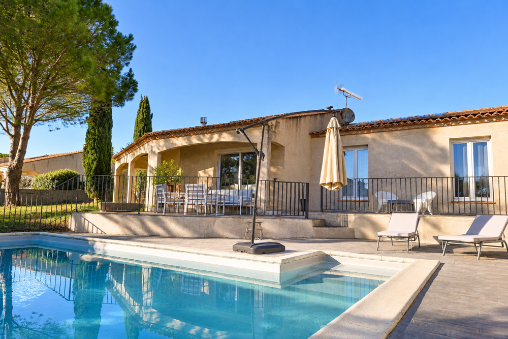 Vente Maison VILLEMOUSTAUSSOU   Spacieuse villa de plain-pied avec piscine, jardin arboré et garage Villemoustaussou