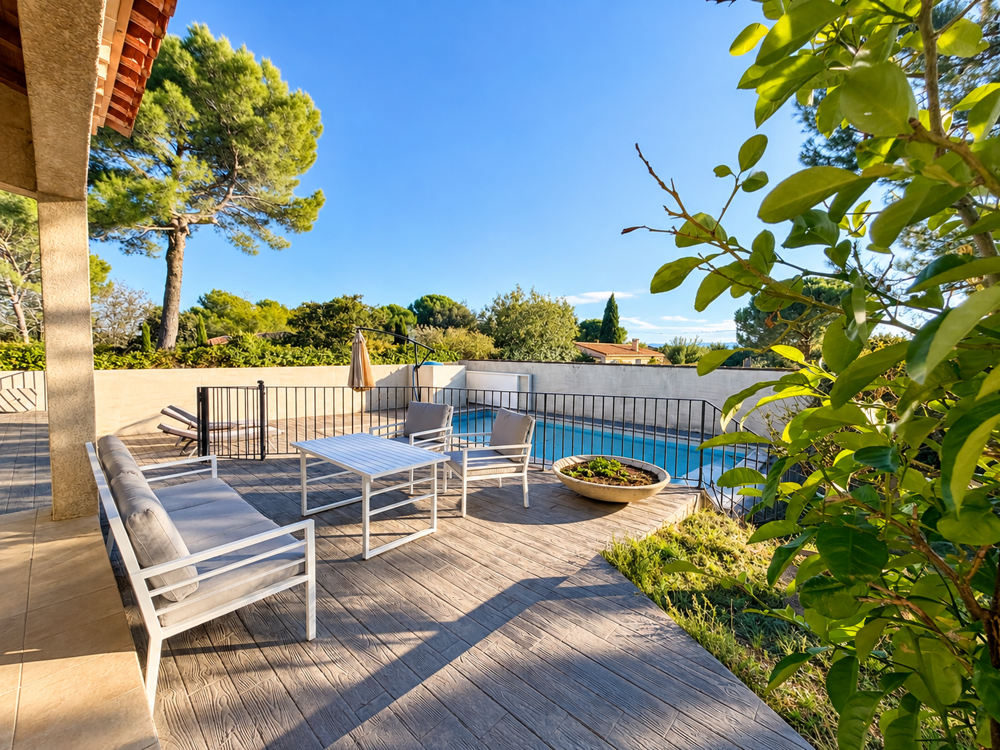 Vente Maison VILLEMOUSTAUSSOU   Spacieuse villa de plain-pied avec piscine, jardin arboré et garage Villemoustaussou