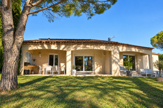 Vente Maison VILLEMOUSTAUSSOU   Spacieuse villa de plain-pied avec piscine, jardin arboré et garage Villemoustaussou