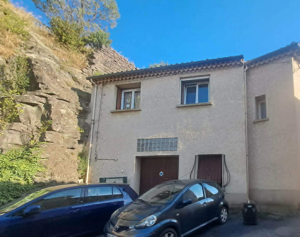 Maison de village avec terrain de loisirs