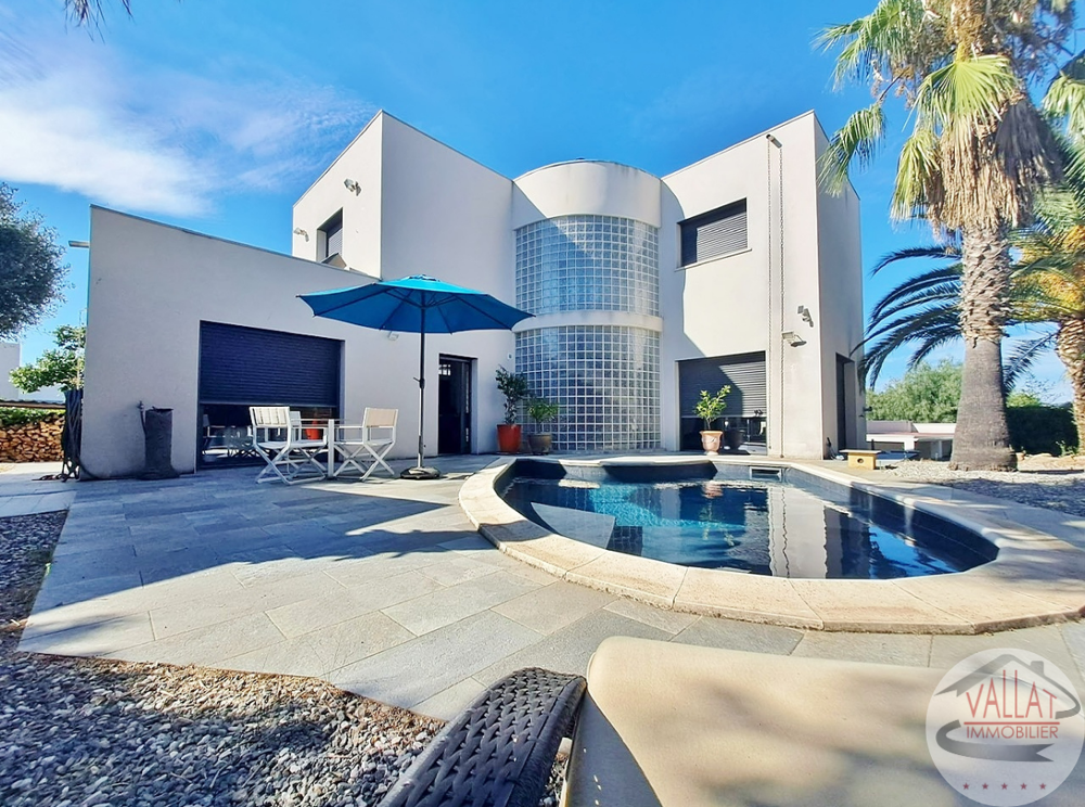 Villa indépendante avec piscine, volumes généreux et emplacement idéal !