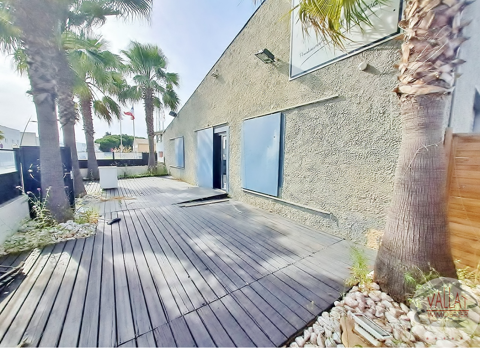 Un espace professionnel aux multiples possibilit&eacute;s, avec ext&eacute;rieur et stationnement ! 1800 34300 Agde