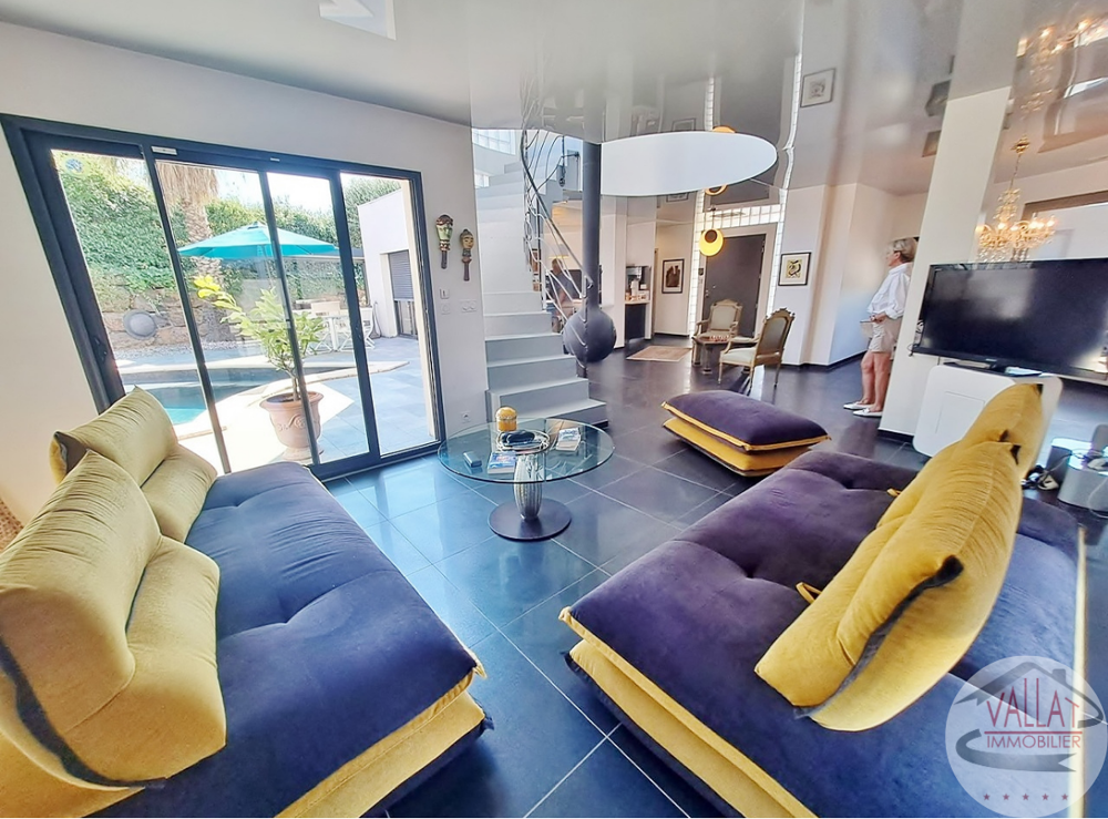 Villa indépendante avec piscine, volumes généreux et emplacement idéal !