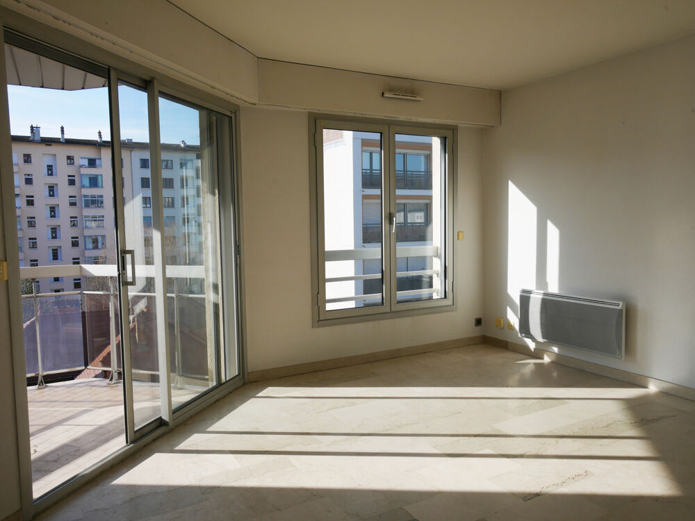 Bel appartement T2 idéalement situé en étage élevé rue Louis Revon à Annecy