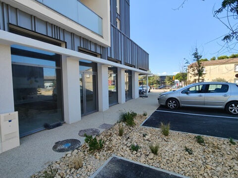   Local commercial de 263 m2 en pied d'immeuble (30133) Les Angles 