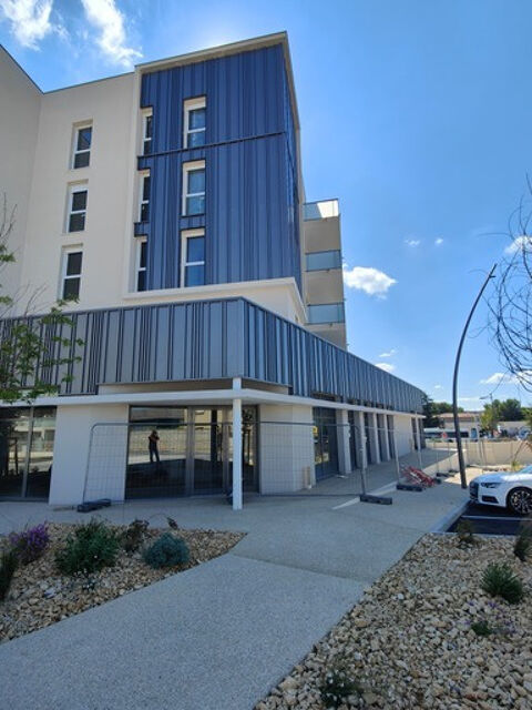   Local commercial de 263 m2 en pied d'immeuble (30133) Les Angles 