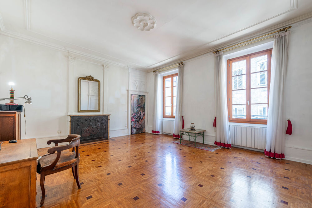 Appartement 5 pièces avec cour privative de 28 m2 en plein coeur de la vielle ville d'Annecy