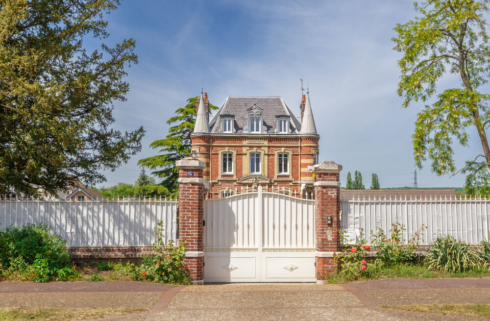 Vente Propriété/Château Maison de maître - 3 logements indépendants - 259 m2 - 10 pièces - 2300 m2 -Grand Couronne 75530 Grand couronne