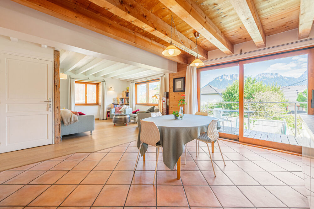 Maison individuelle avec vue dégagée sur les montagnes environnantes.