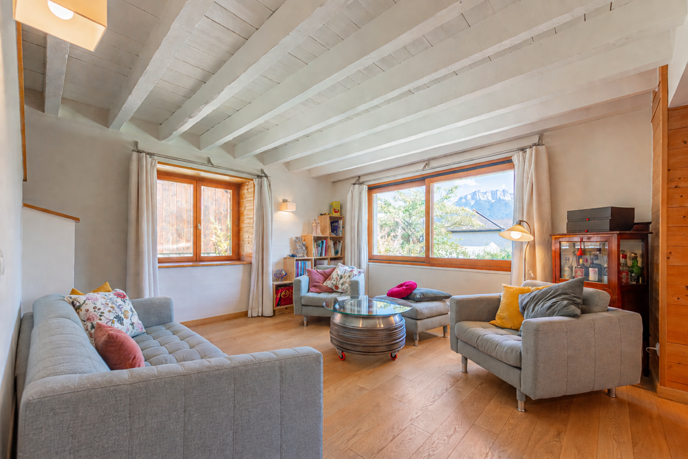 Maison individuelle avec vue dégagée sur les montagnes environnantes.