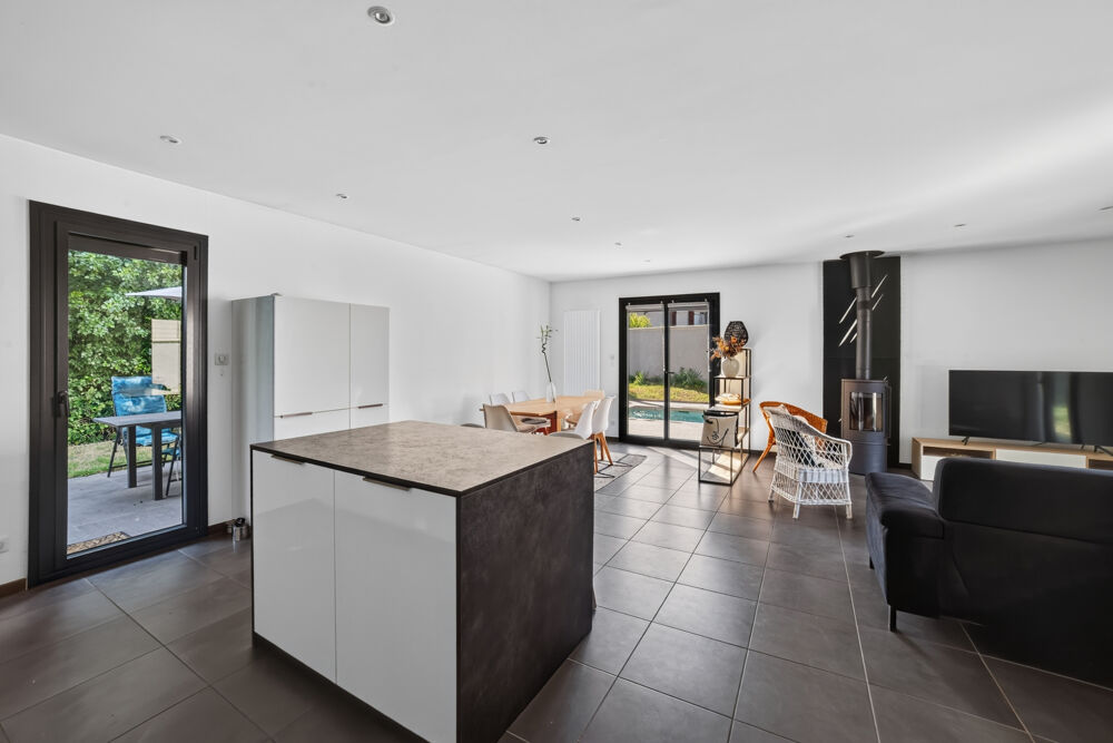 Vente Maison Maison  4 pièces sur terrain 990 m2 avec piscine Montrond les bains