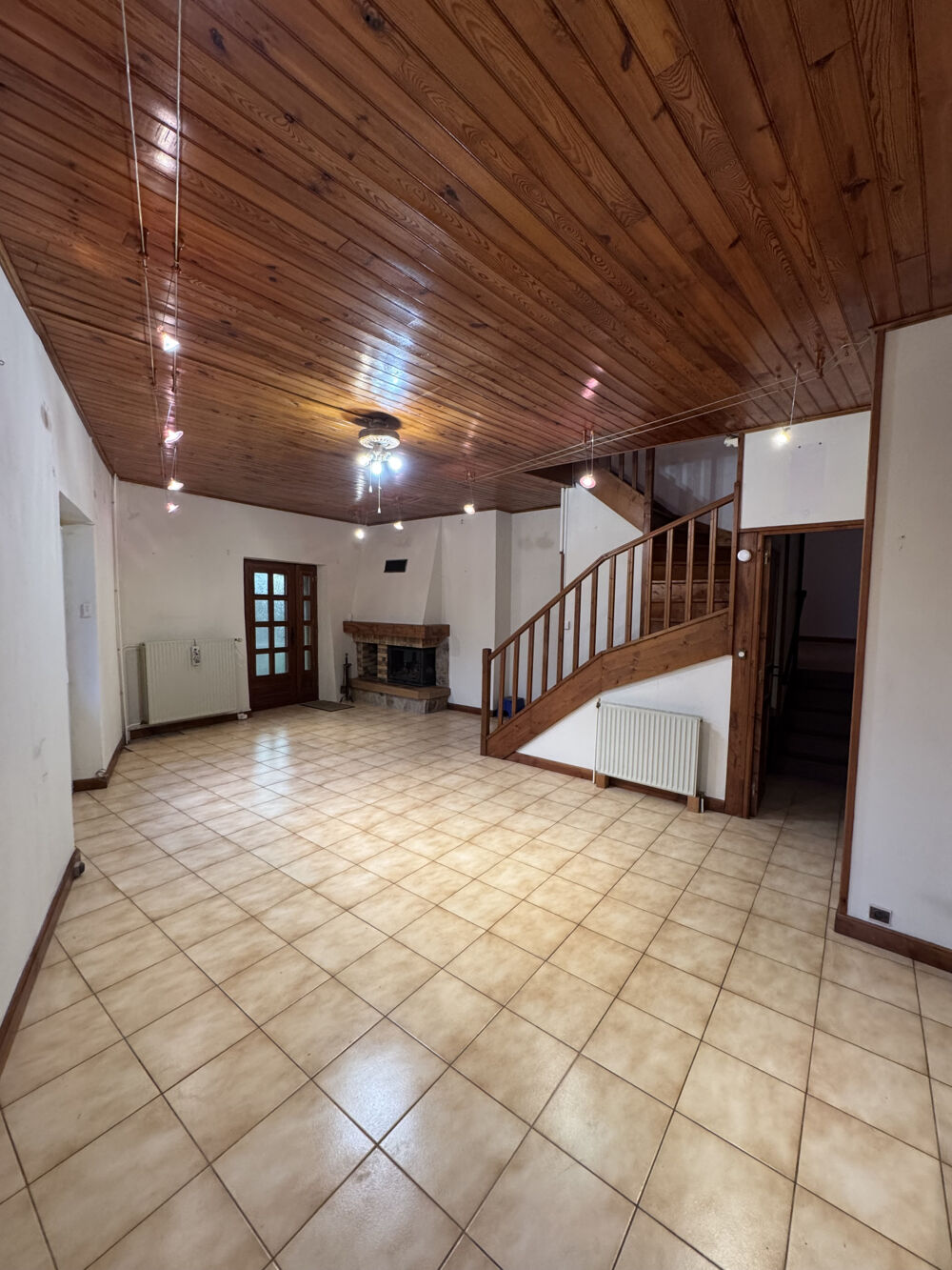 MAISON DE VILLAGE EN PIERRE 161 M2 AVEC DÉPENDANCE (42)