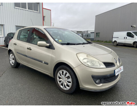 Clio 1.4 98CH LUXE DYNAMIQUE | REGULATEUR | CLIM AUTO 2006 occasion 44860 Pont-Saint-Martin