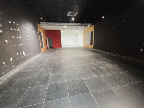   Local 136m2 - Très bien placé - Allée centrale 