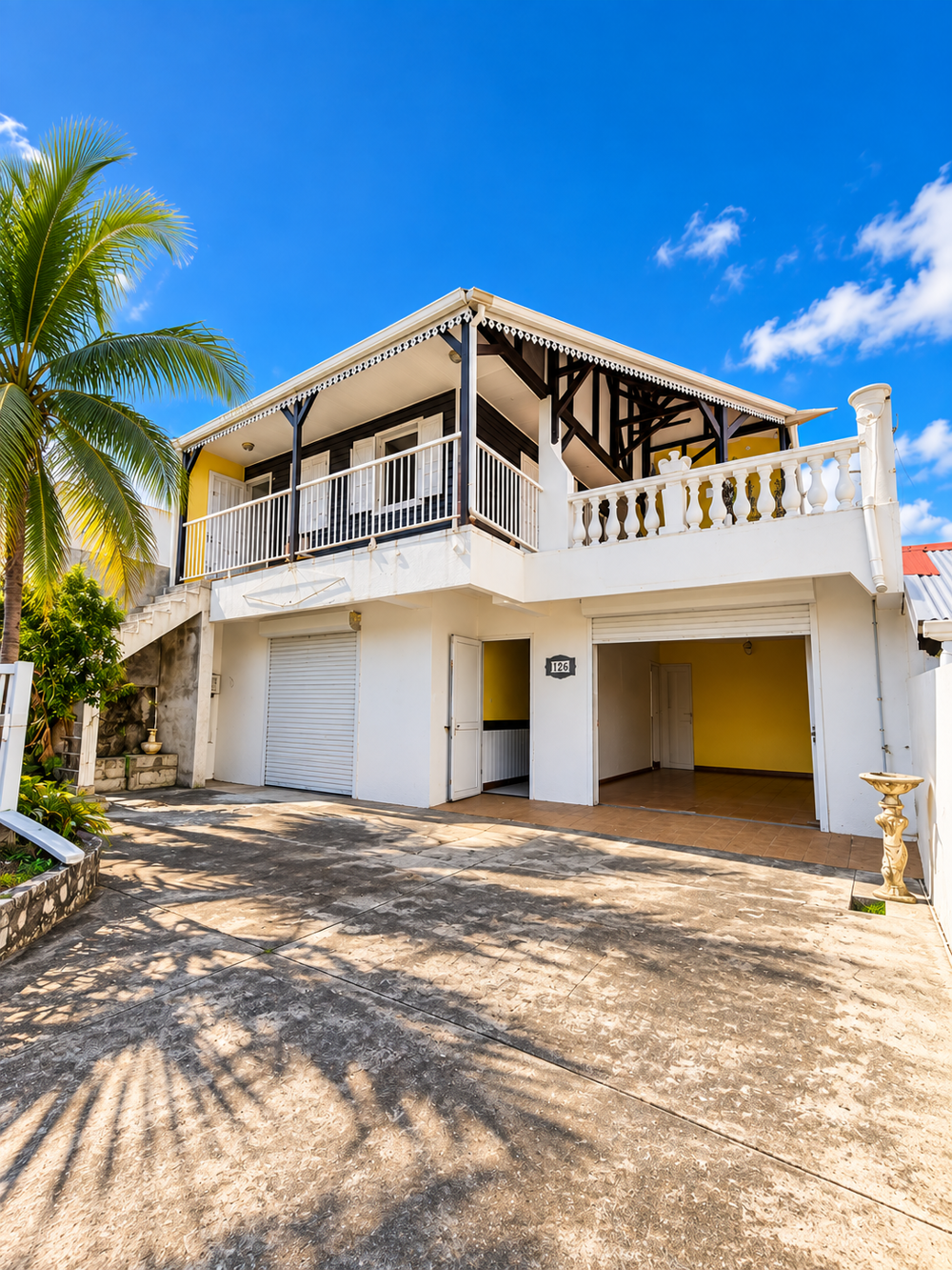 À VENDRE TERRE-SAINTE MAISON DE 125 M2 À FORT POTENTIEL VUE MER ET PORT DE SAINT-PIERRE