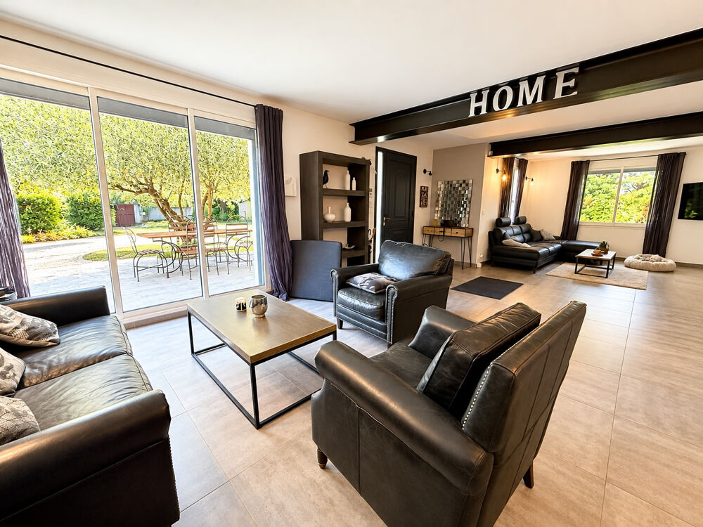 Vente Maison Nathalie Sinad vous présente à Uchaux cette propriété d'environ 201 m2 au total, avec piscine, studio et appar Uchaux
