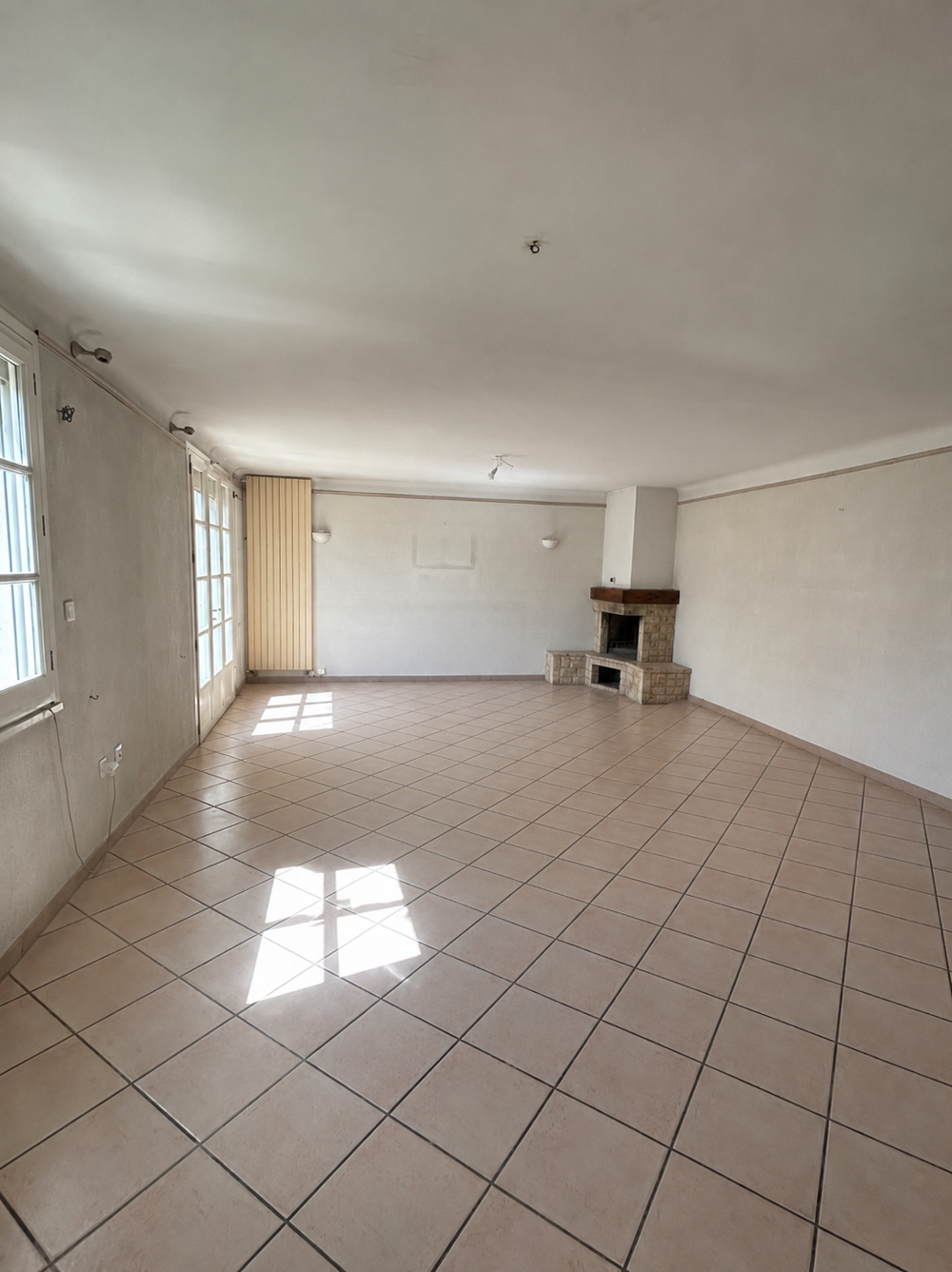 Maison de ville avec garage, , terrasse et dépendances Fort potentiel en plein coeur de Pierrelatte