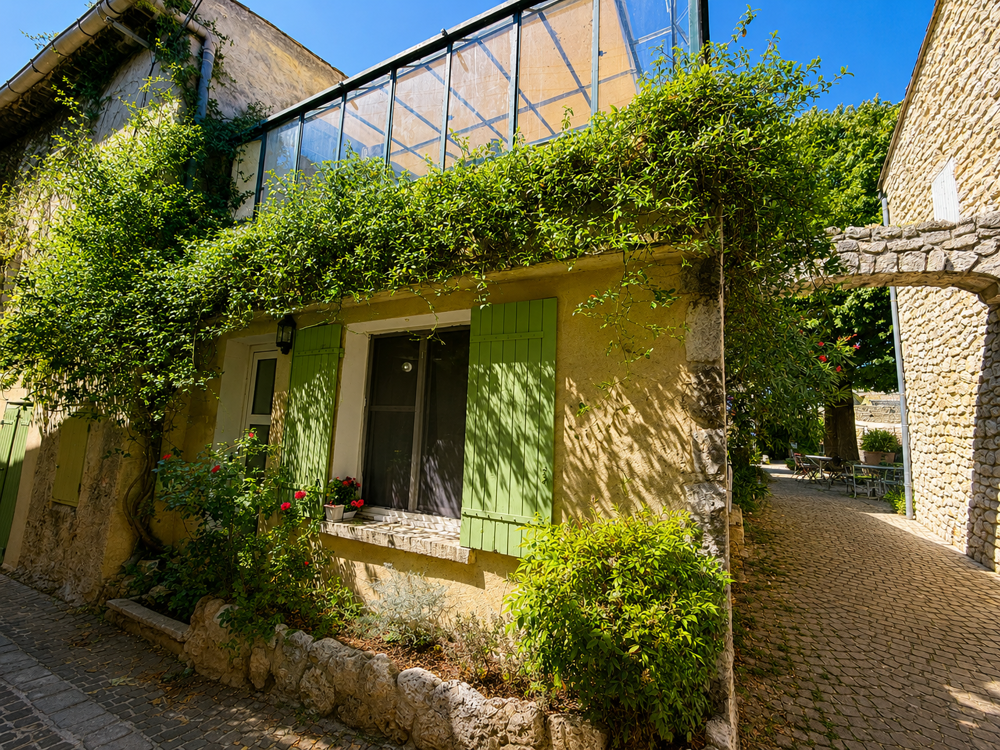 ISABELLE DI NATALE VOUS PRÉSENTE EN EXCLUSIVITÉ LA GARDE-ADHÉMAR MAISON DE VILLAGE EN PIERRE ENTIÈREMENT R