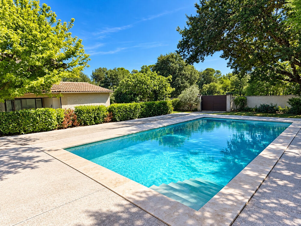 Vente Maison Nathalie Sinad vous présente à Uchaux cette propriété d'environ 201 m2 au total, avec piscine, studio et appar Uchaux