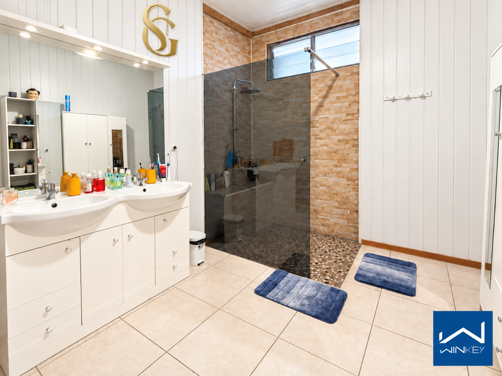 À VENDRE SAINT-DENIS CENTRE MAISON FAMILIALE T5 DE 131 M2 AVEC COUR PRIVATIVE DE 70 M2