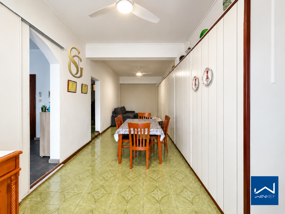 À VENDRE SAINT-DENIS CENTRE MAISON FAMILIALE T5 DE 131 M2 AVEC COUR PRIVATIVE DE 70 M2