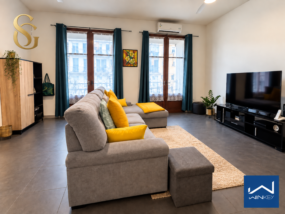 À VENDRE SAINT-DENIS CENTRE MAISON FAMILIALE T5 DE 131 M2 AVEC COUR PRIVATIVE DE 70 M2