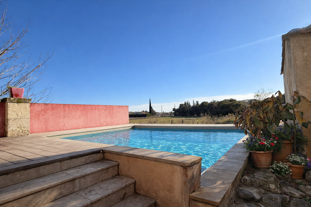 PROPRIÉTÉ DE CARACTÈRE EN PIERRE RÉNOVÉE PISCINE 250 m2 DE DÉPENDANCES TERRAIN CLOS DE 3 860 m2