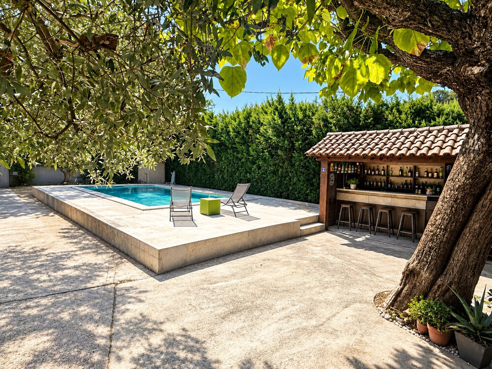 Vente Maison Nathalie Sinad vous présente à Uchaux cette propriété d'environ 201 m2 au total, avec piscine, studio et appar Uchaux