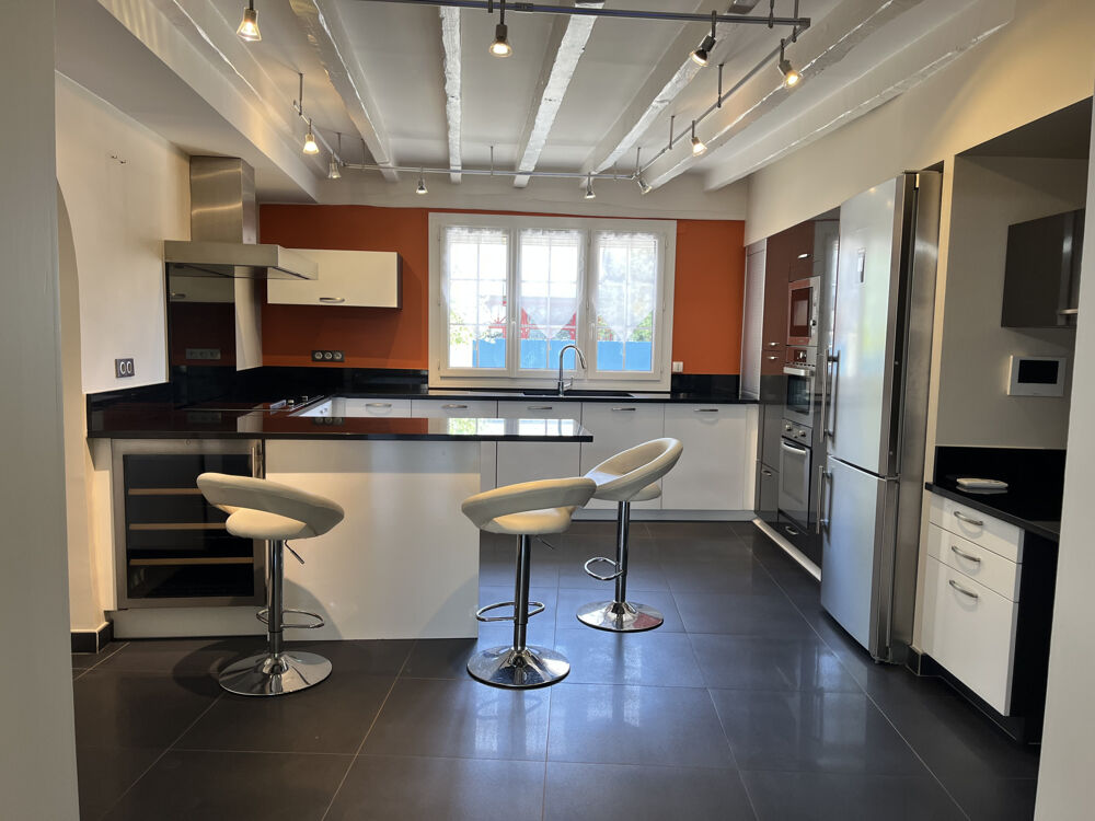 Maison 209 m2- plus de 316 m2 au sol -DPE C - Une demeure familiale de caractère aux volumes exceptionnels.