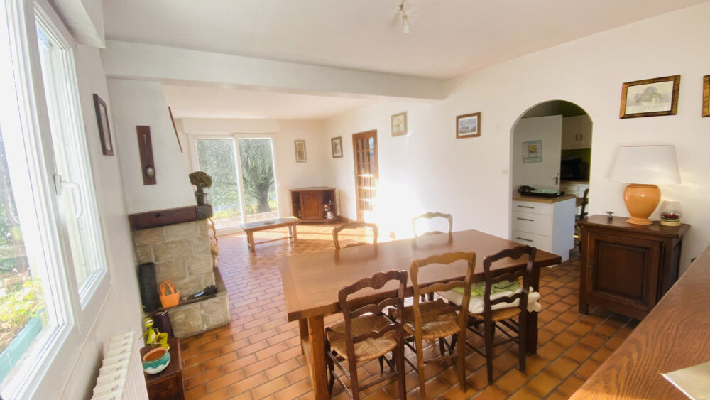 MAISON À RÉNOVER AVEC HANGAR DE 225 M2 SUR PLUS DE 7 600 M2 DE TERRAIN - LA GACILLY PROCHE CENTRE -