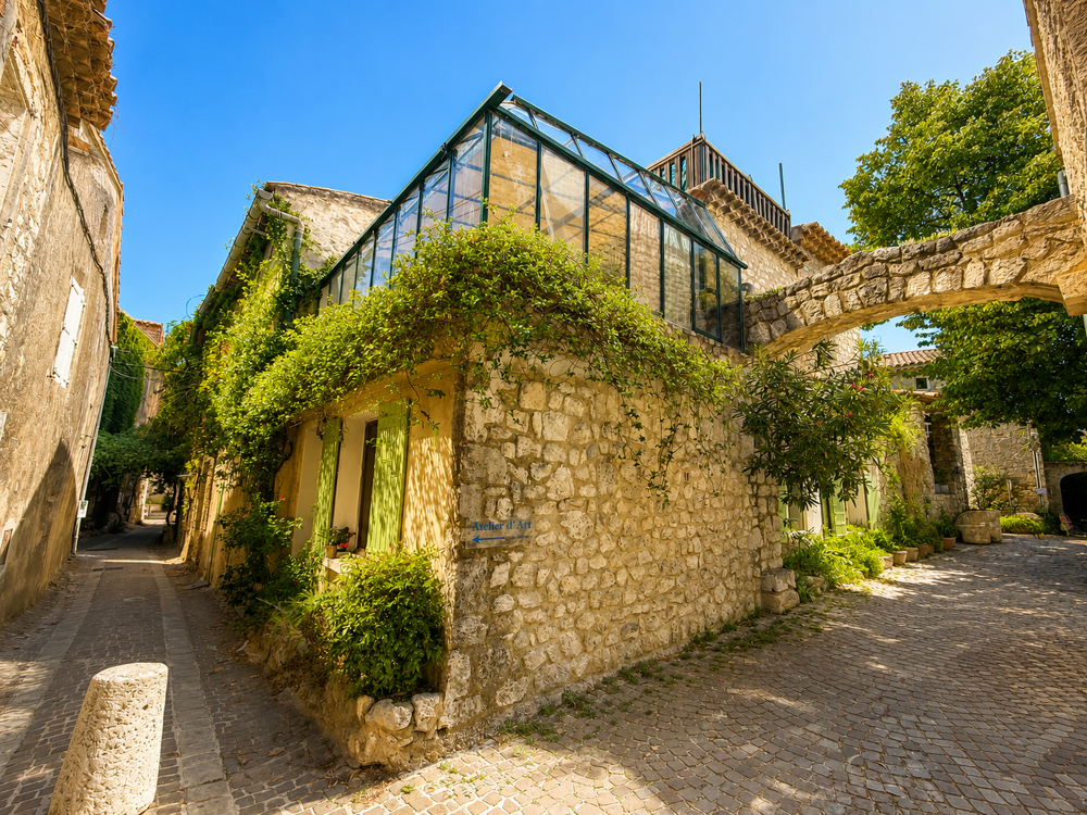 ISABELLE DI NATALE VOUS PRÉSENTE EN EXCLUSIVITÉ LA GARDE-ADHÉMAR MAISON DE VILLAGE EN PIERRE ENTIÈREMENT R