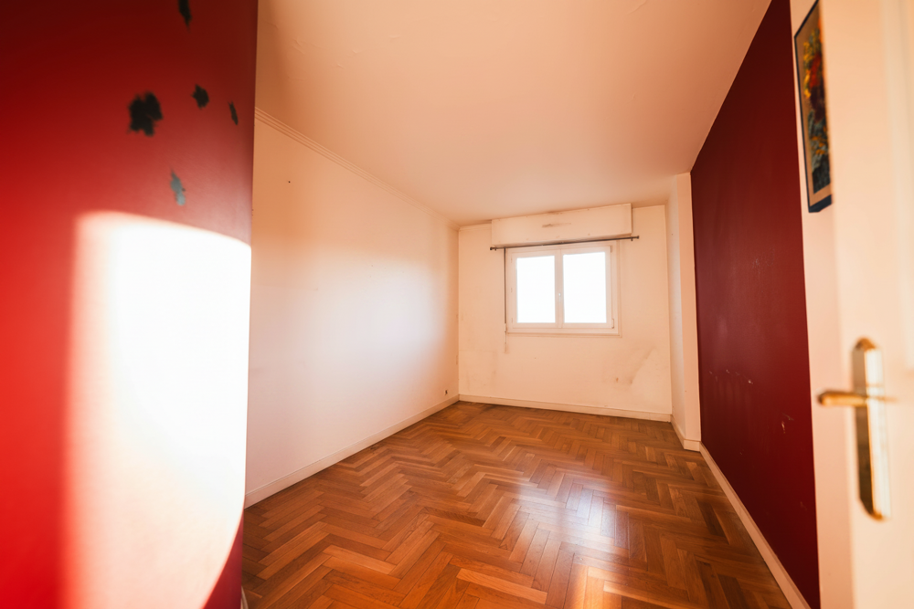 Grand 2 pièces de 56 m2 avec bureau, balcon et parking.