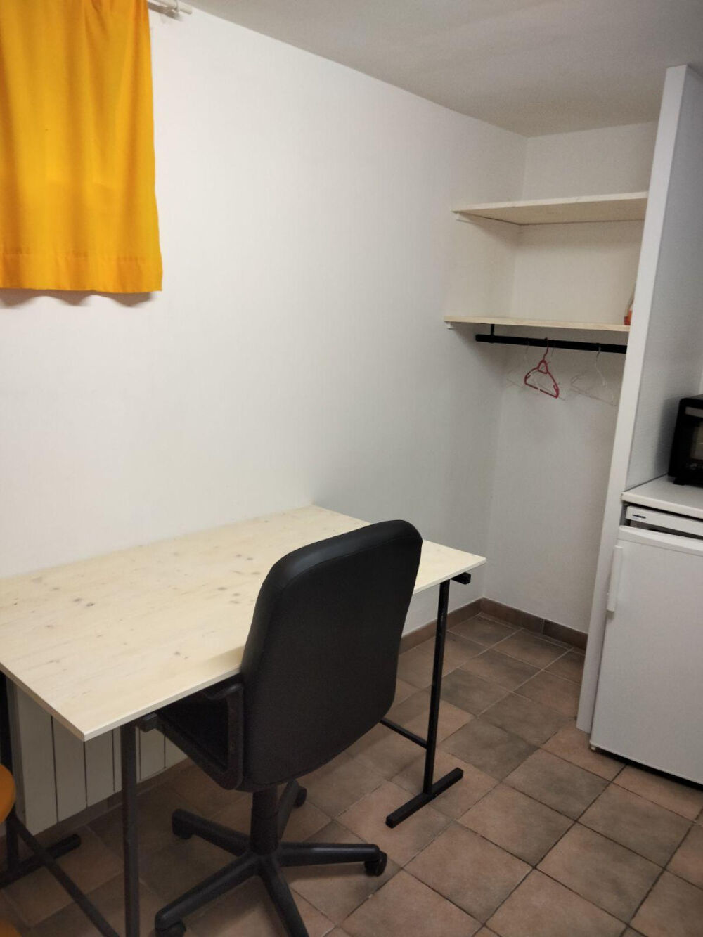 Petit studio bien équipé.