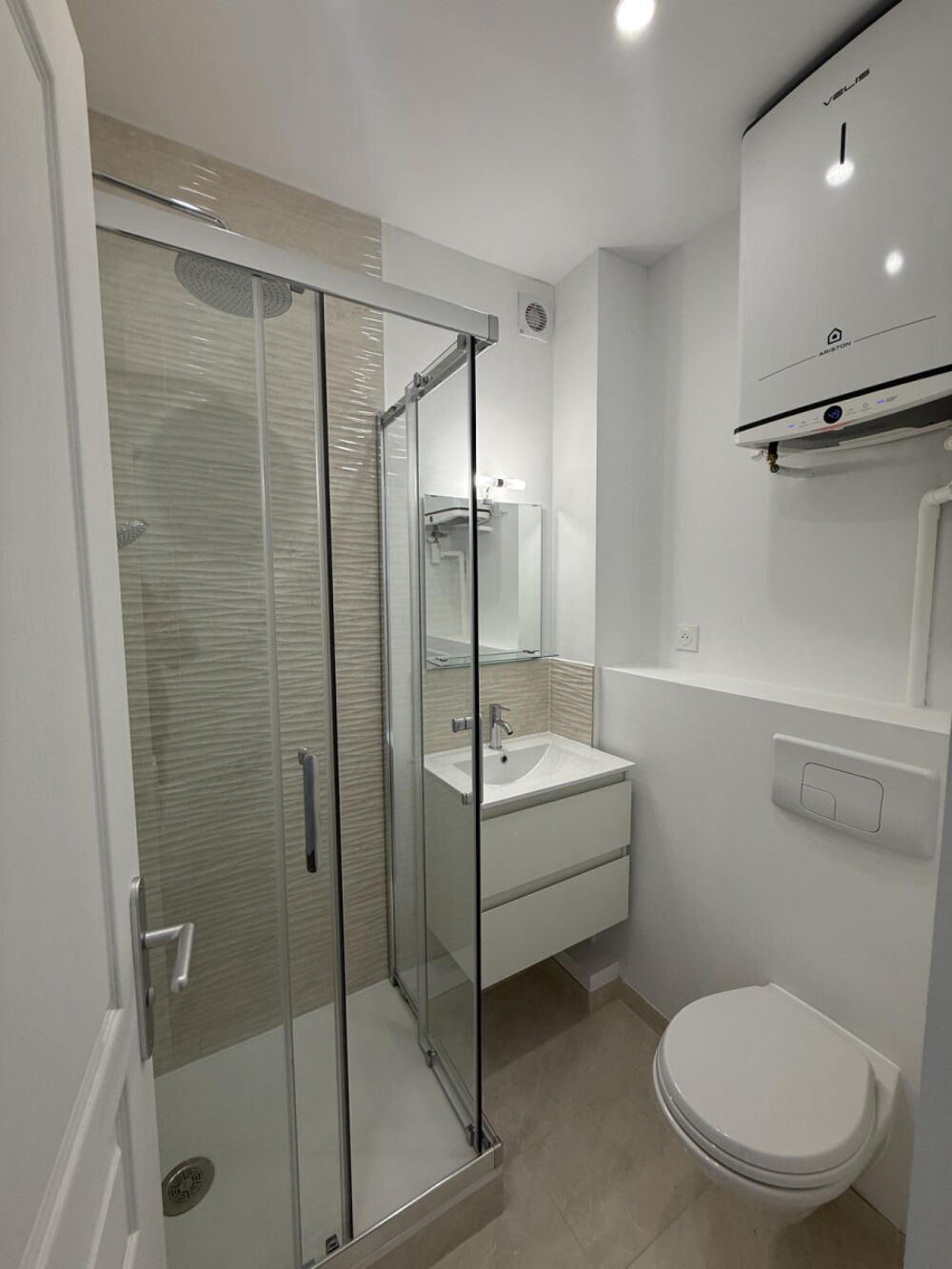 Location Appartement Studio meublé neuf 18m² -Dernier étage + cave Clichy