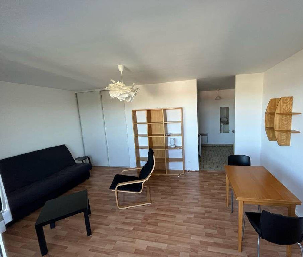 Location Appartement Studio meublé rénové 33 m² avec terrasse de 7m² Montigny-le-bretonneux