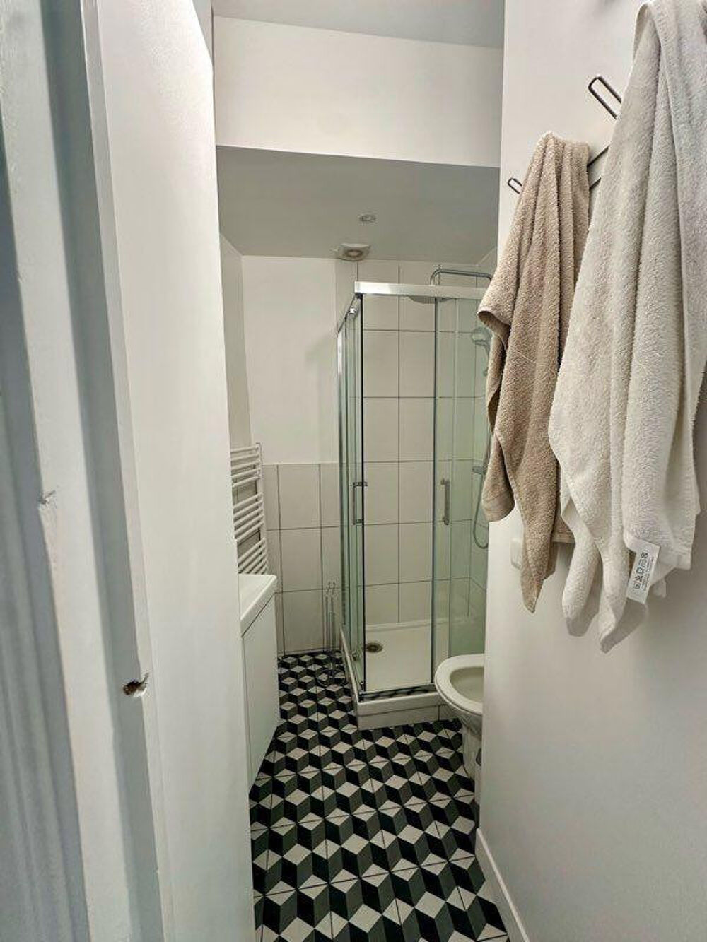 Location Appartement Studio avec petite cour Rue Brea Paris 6