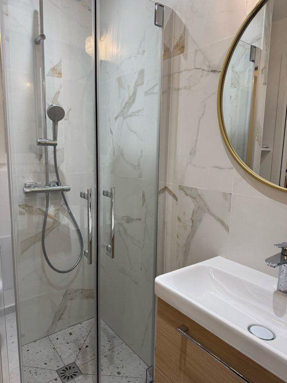 Location Appartement Beau studio rénové et équipé 21m² BAIL CIVIL Paris 9