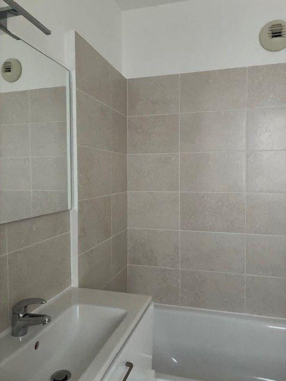 Location Appartement 2P récent de 45 m² + parking Paris 18