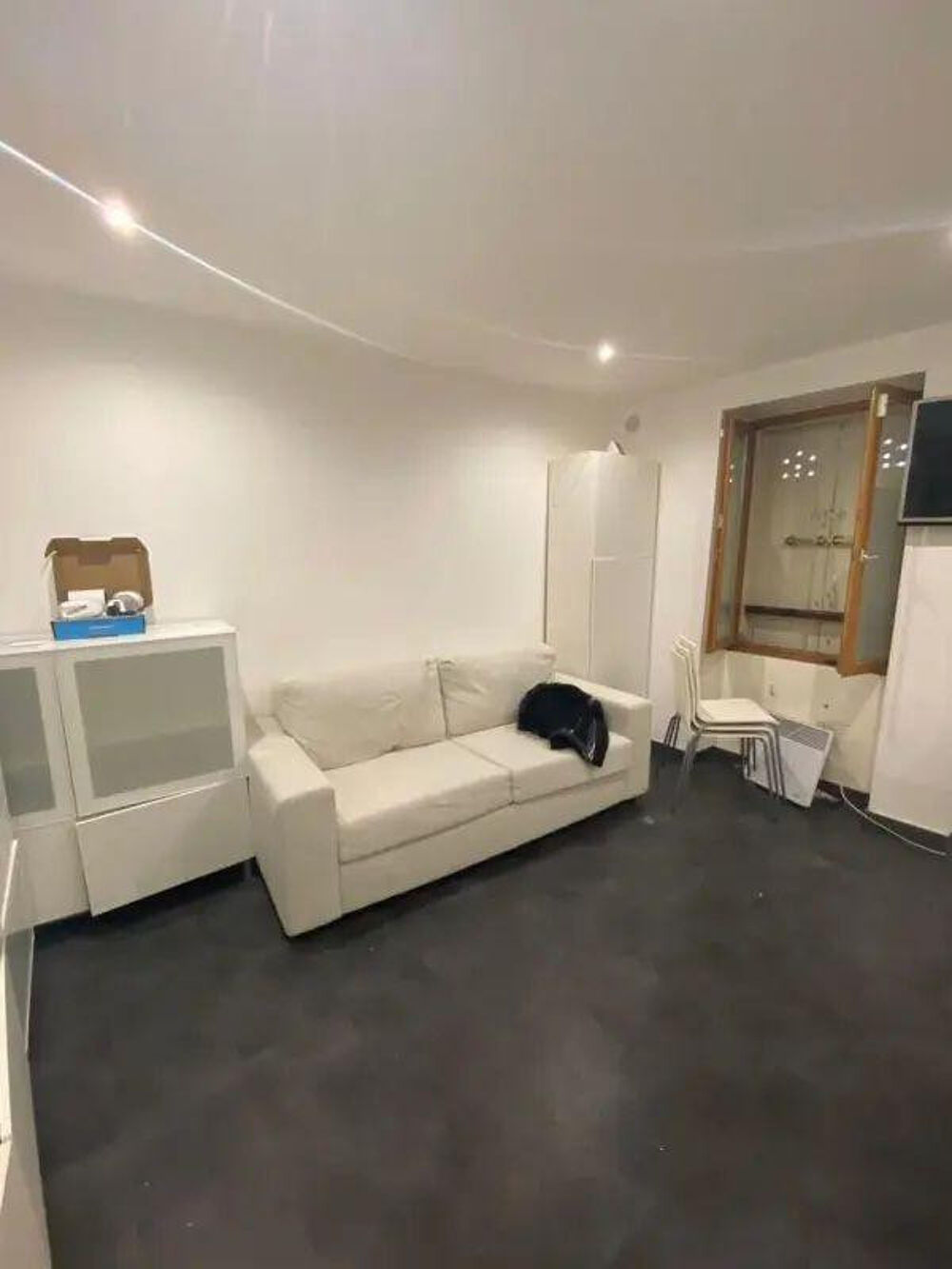 Location Appartement Studio refait à neuf, lumineux, belle cour Paris 15