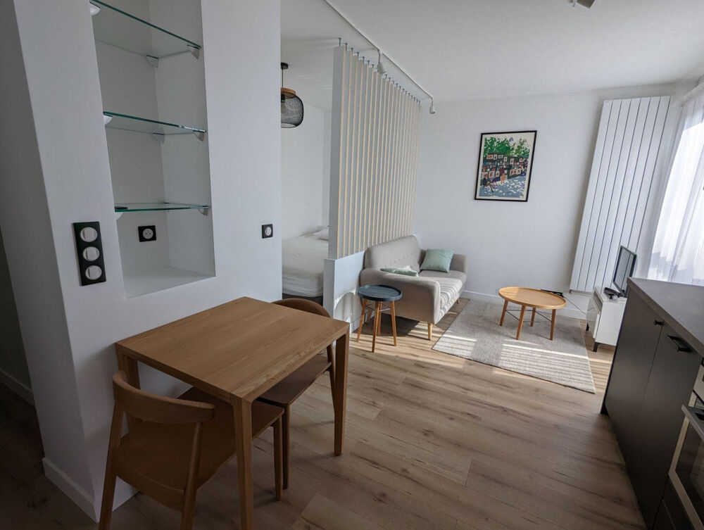 Location Appartement Studio meublé, vue exceptionnelle, rue commerçante Paris 12