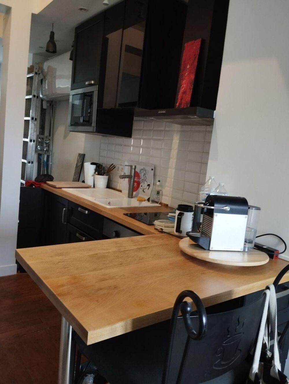 Studio lumineux avec vue sur les toits de Paris