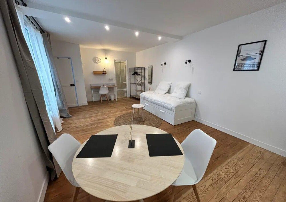 Location Appartement Beau studio meublé 30m²  Rue du Couédic Paris 14